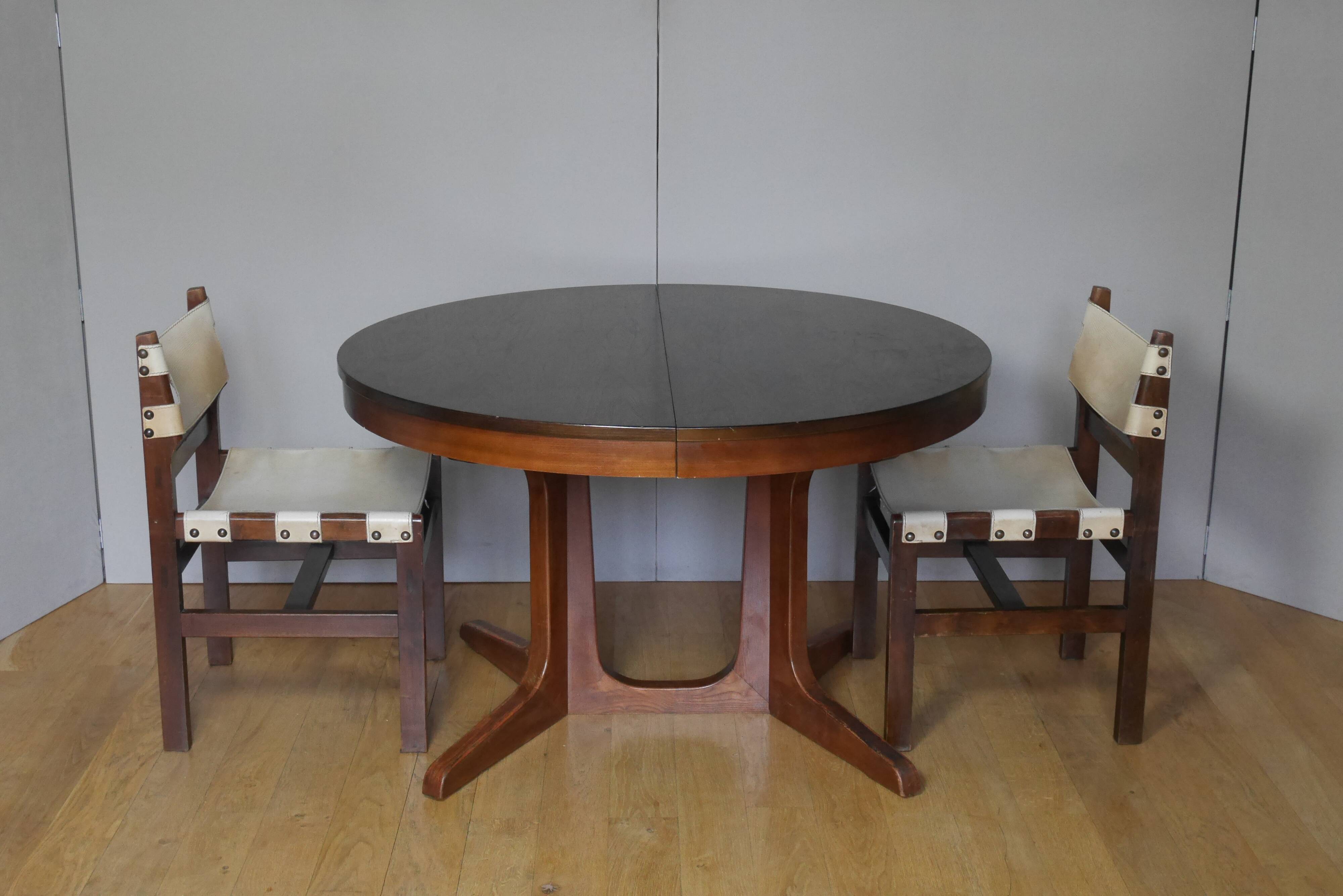 Elm round table with 2 butterfly extensions