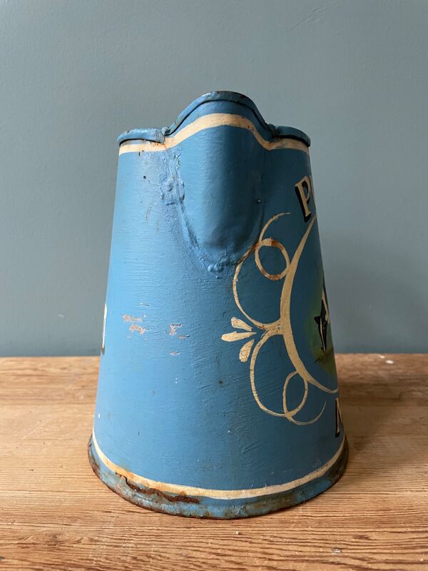 Ancien broc ou pot à lait en tôle peinte