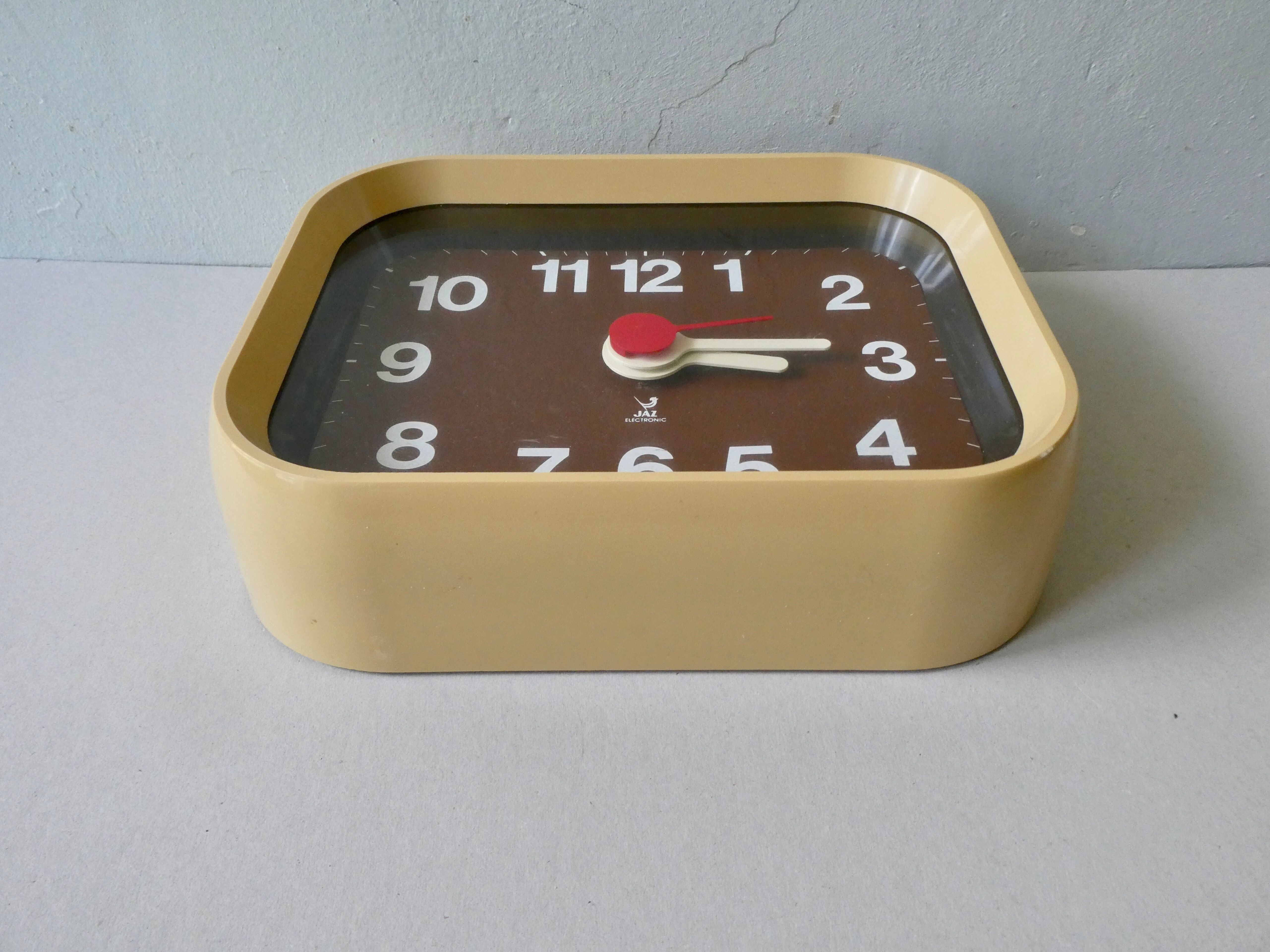 Pendulum, Jaz Electronic wall clock from the 70s