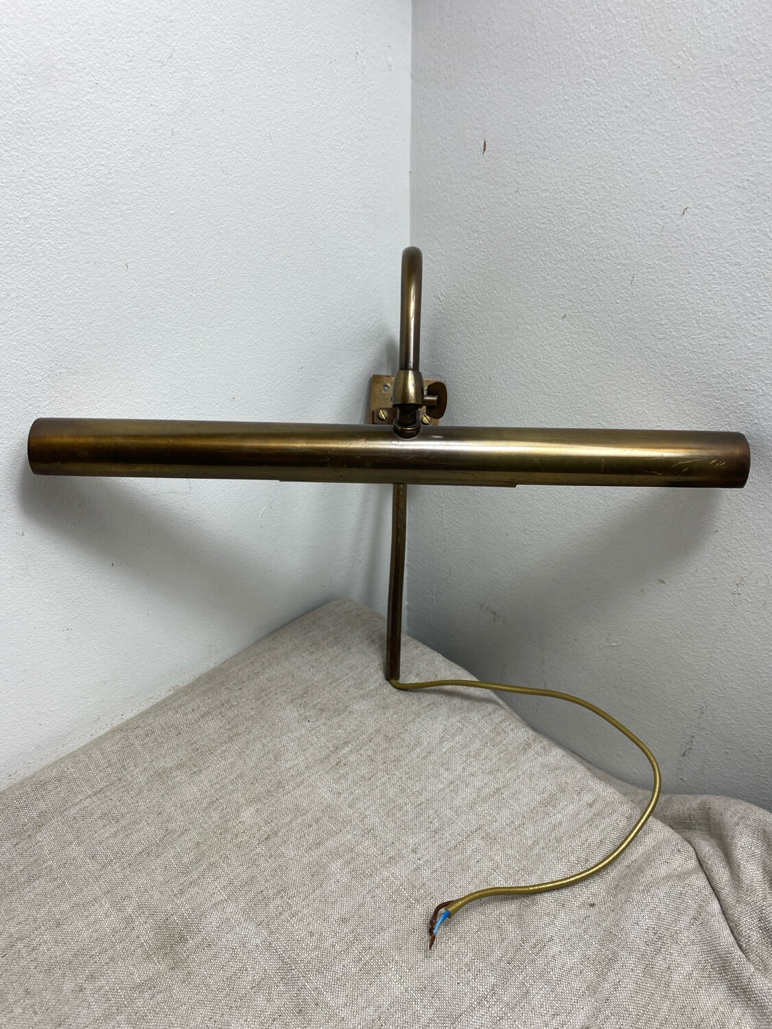 Wall light, picture light, in brass.