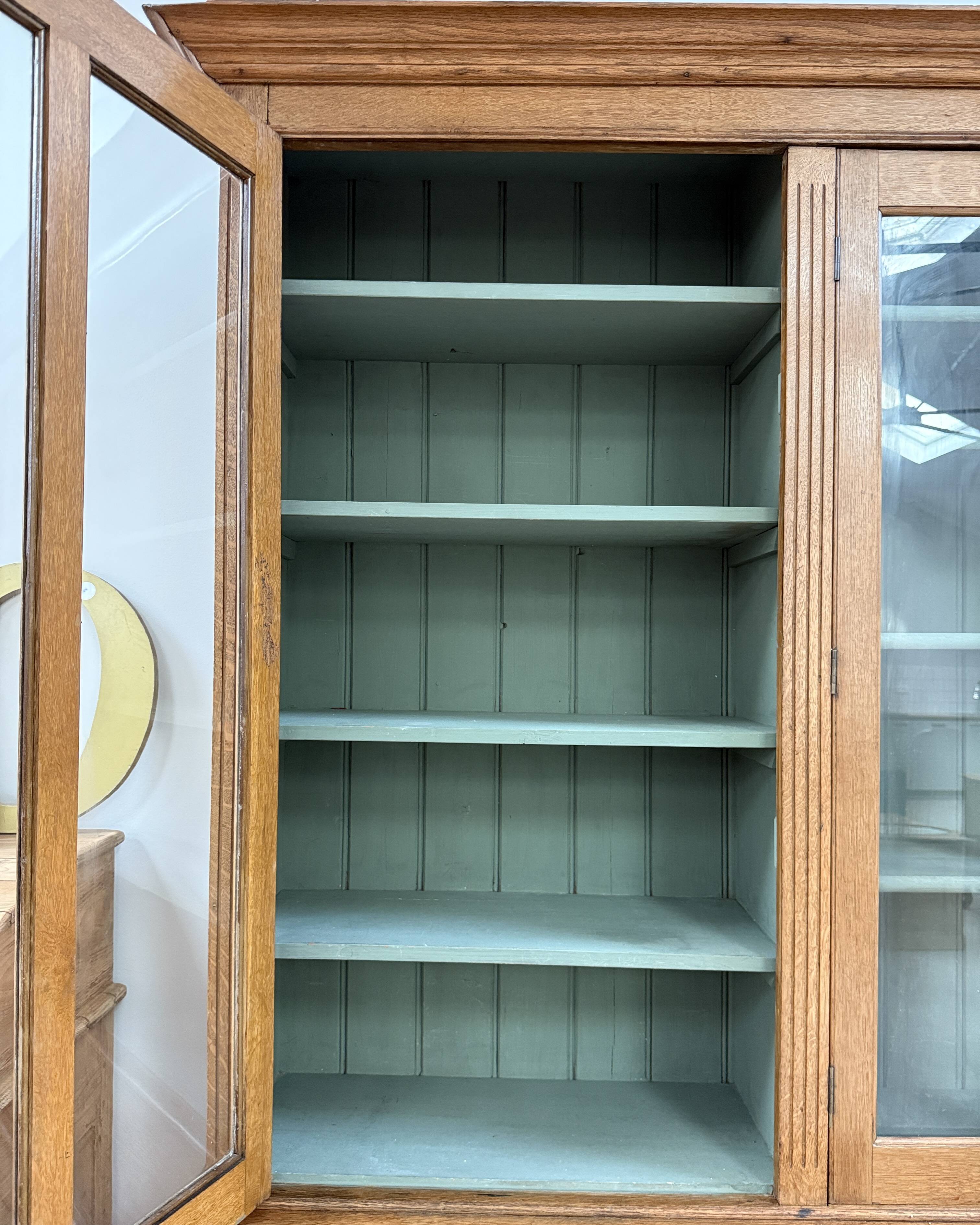 Large two-part display case (renovated)