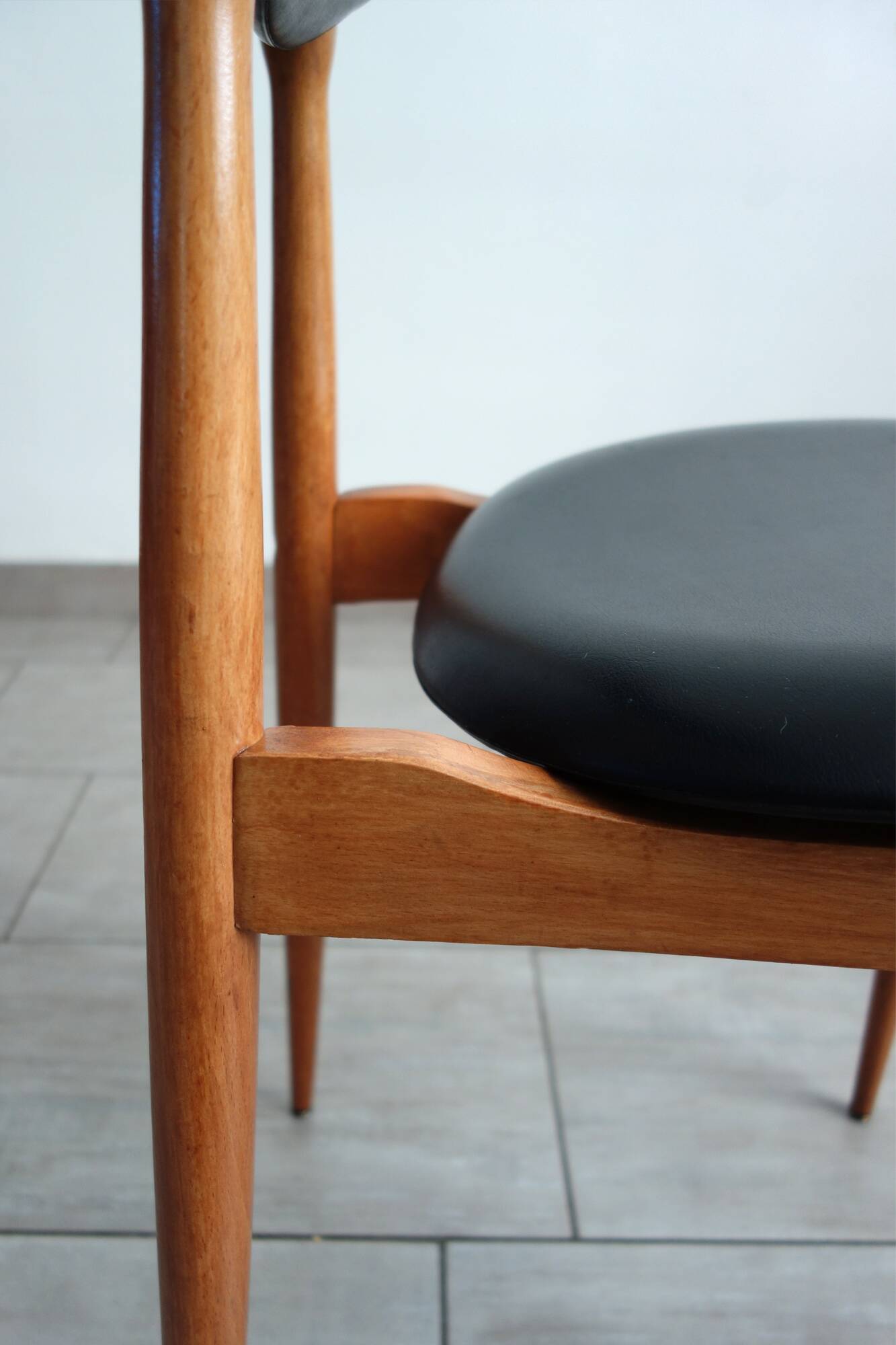 Paire de chaises modèle Licorne de chez Baumann