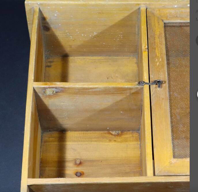Old French pantry, wall-mounted in wood and lattice.