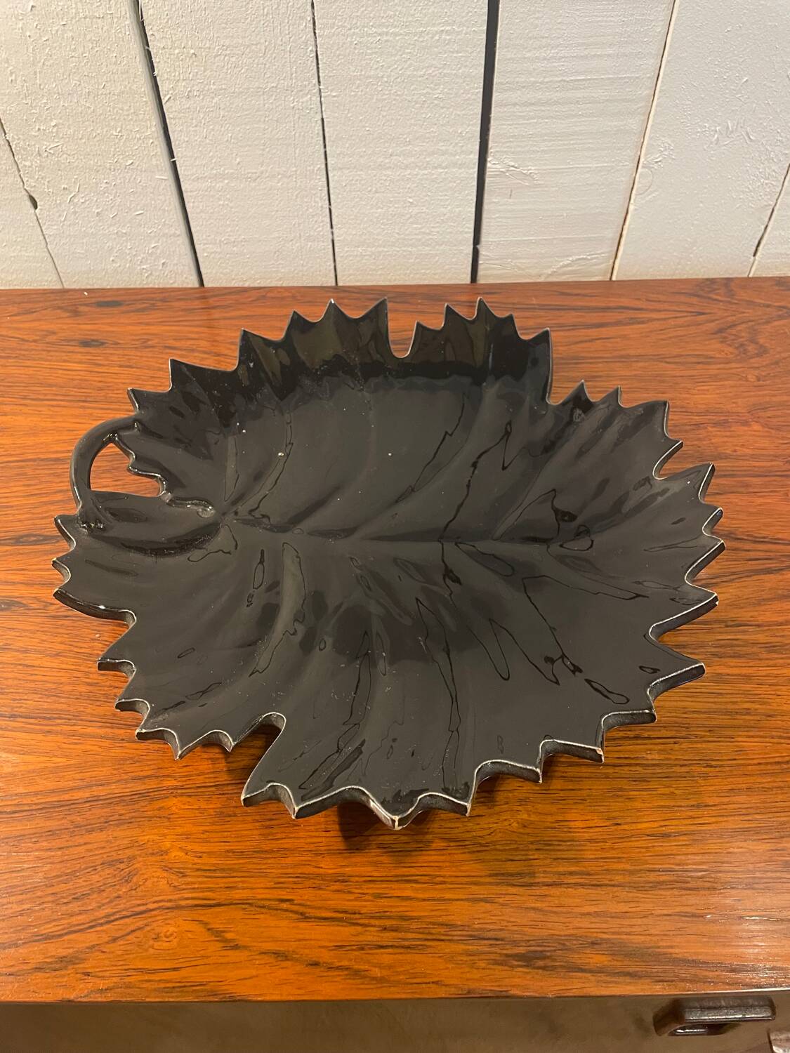 Black leaf-shaped platter