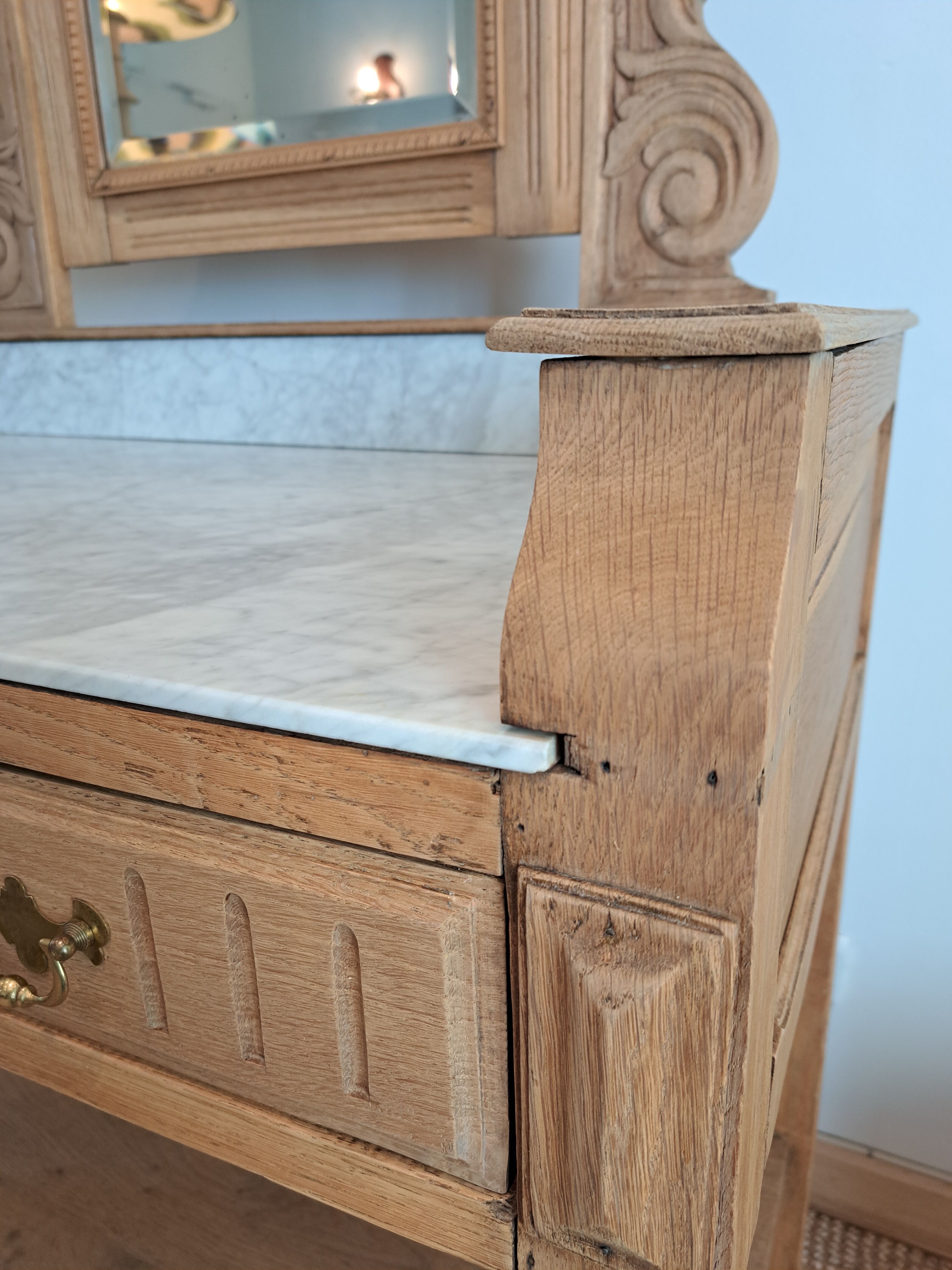Bathroom cabinet with marble top in Henri II style