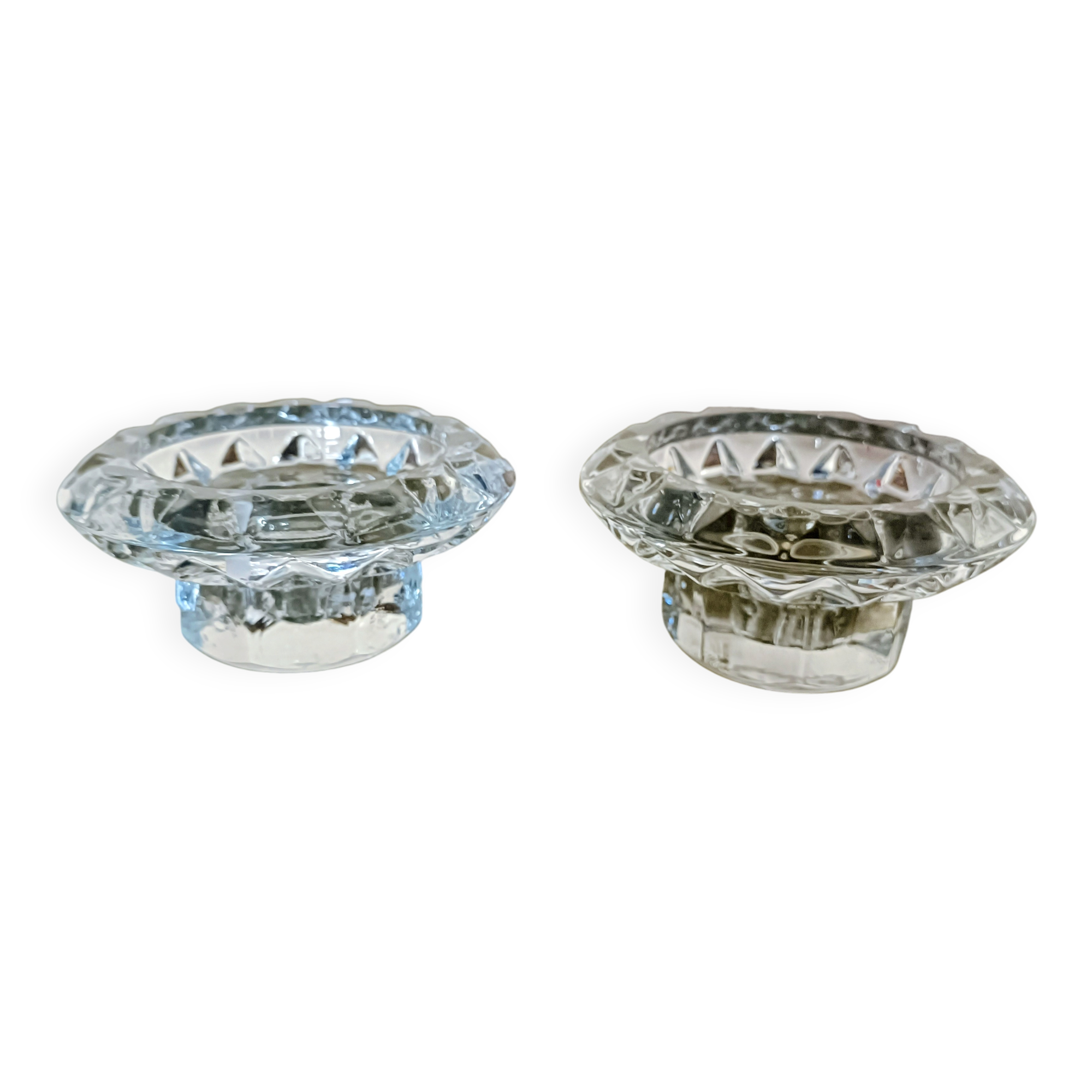 Lot de 2 bougeoirs en verre moulé