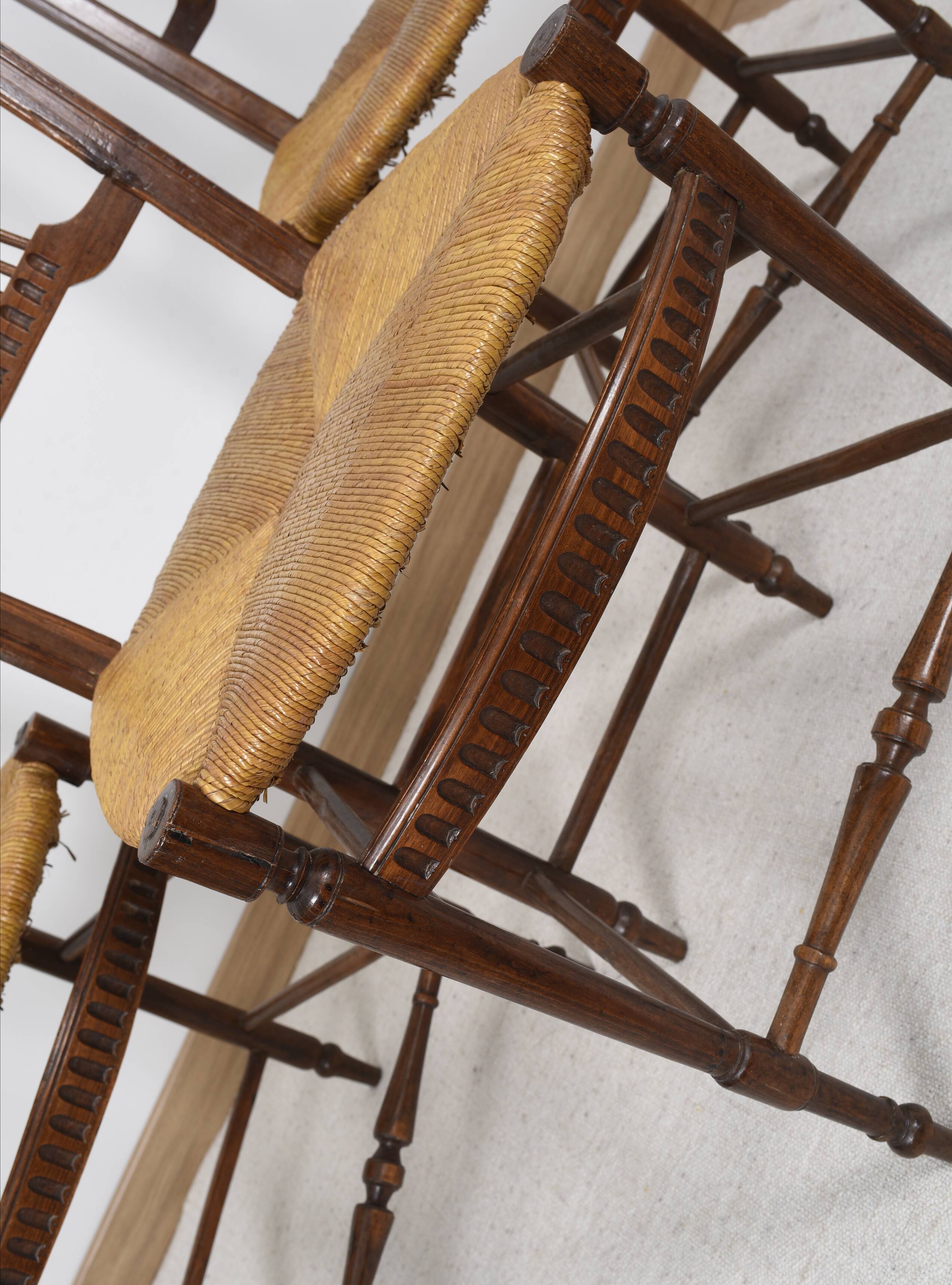 3 wooden and straw chairs, decorated with a sheaf of wheat.