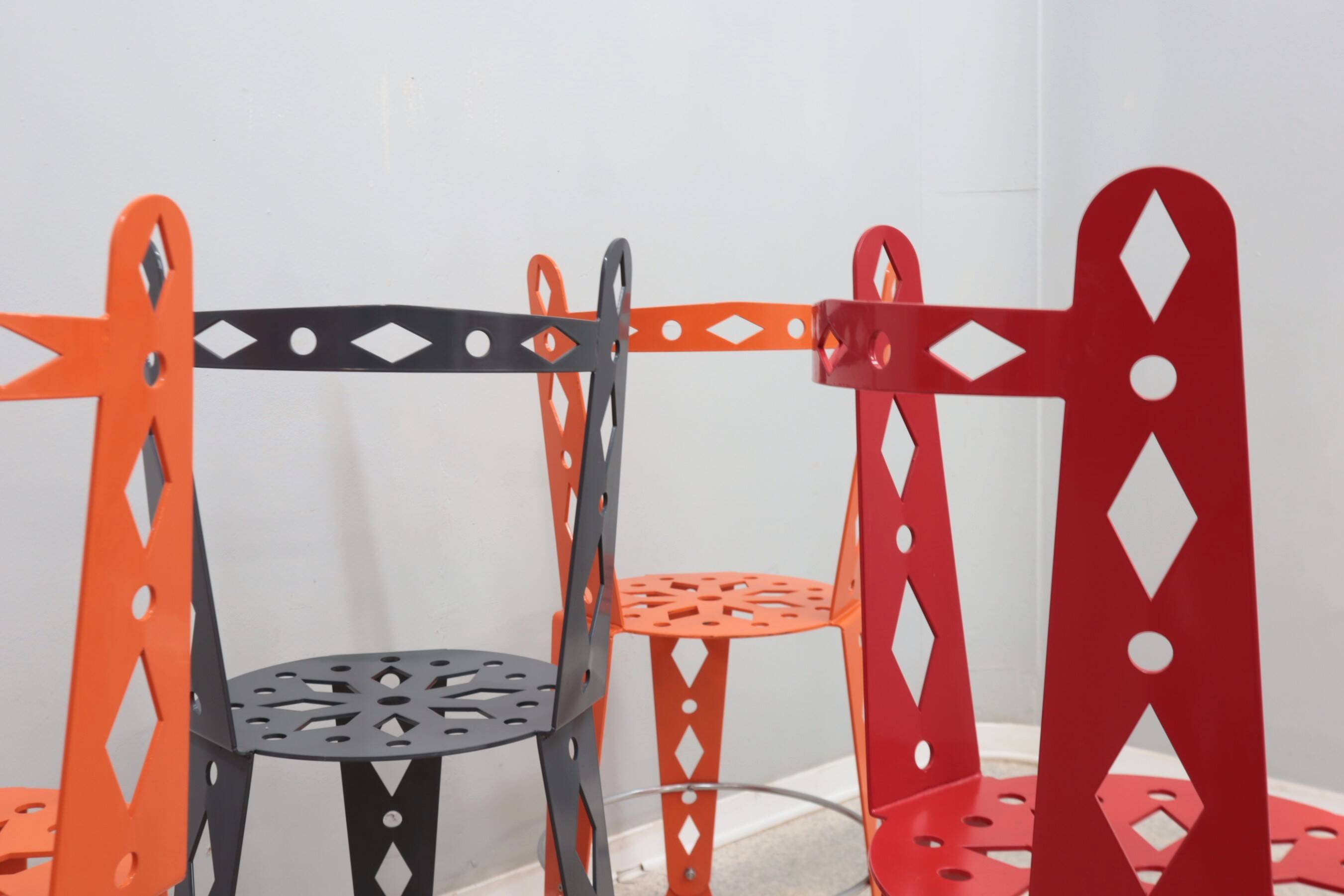 Suite de 6 chaises post-modernes en métal laqué artifort années 2000