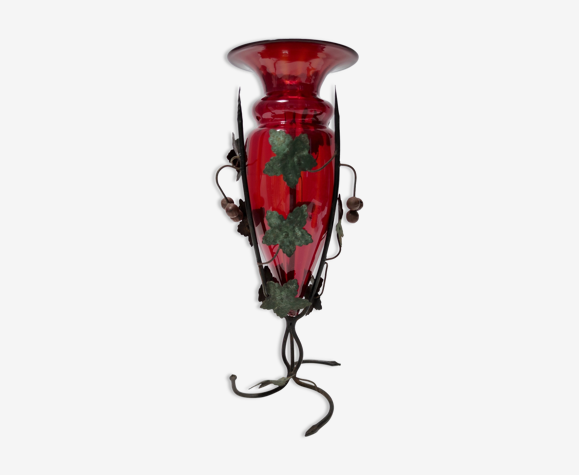 Vase en verre de murano rouge rubis avec vignes de raisin de fer à l’abri d’umberto bellotto