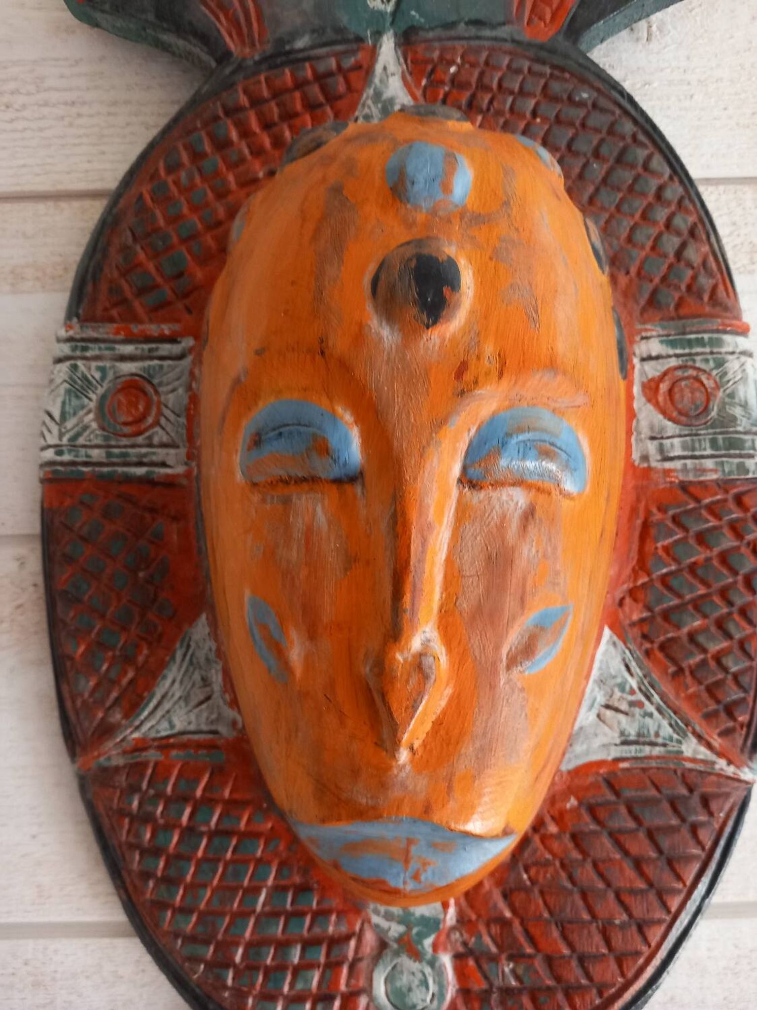 Masque tribal en bois coloré