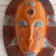 Masque tribal en bois coloré