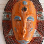Masque tribal en bois coloré