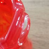 Vase en verre rouge