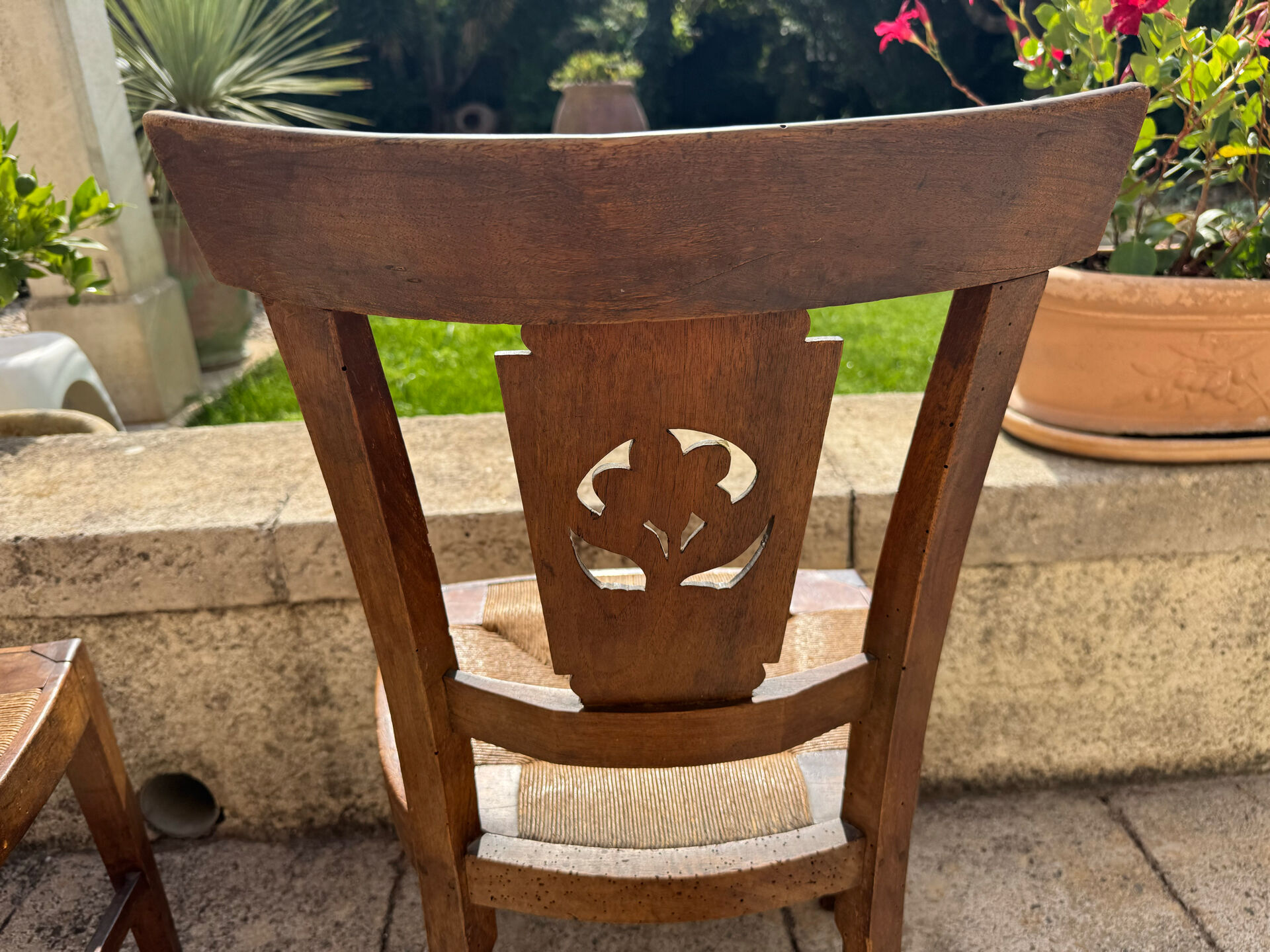Paire de chaises artisanales xix’ en noyer et paillage