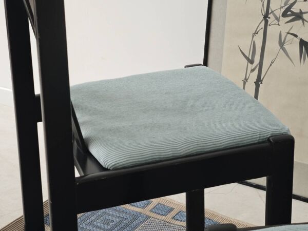 Lot de 4 chaises noires modernistes tissu côtelé bleu clair