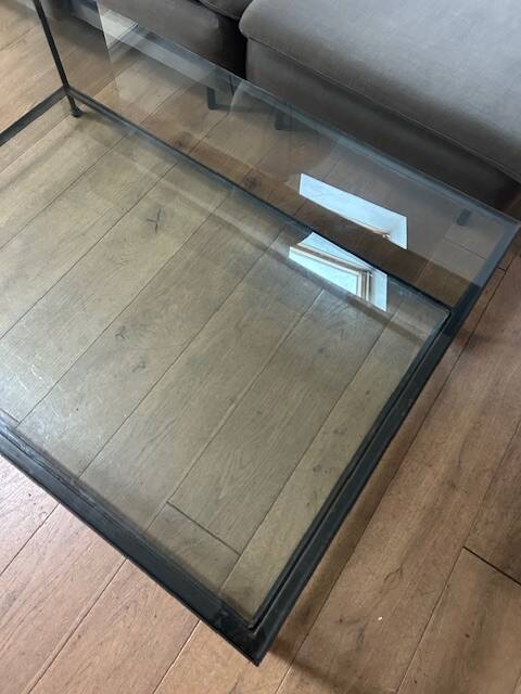 Table basse en verre et métal