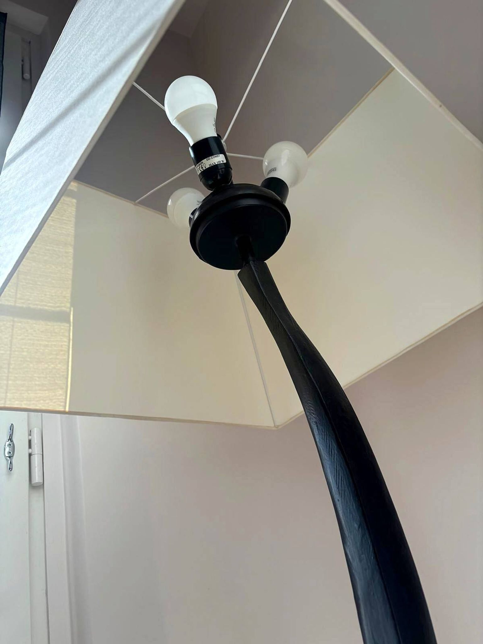 Paire de lampadaires en métal noir martelé et abat-jour blanc