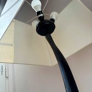 Paire de lampadaires en métal noir martelé et abat-jour blanc