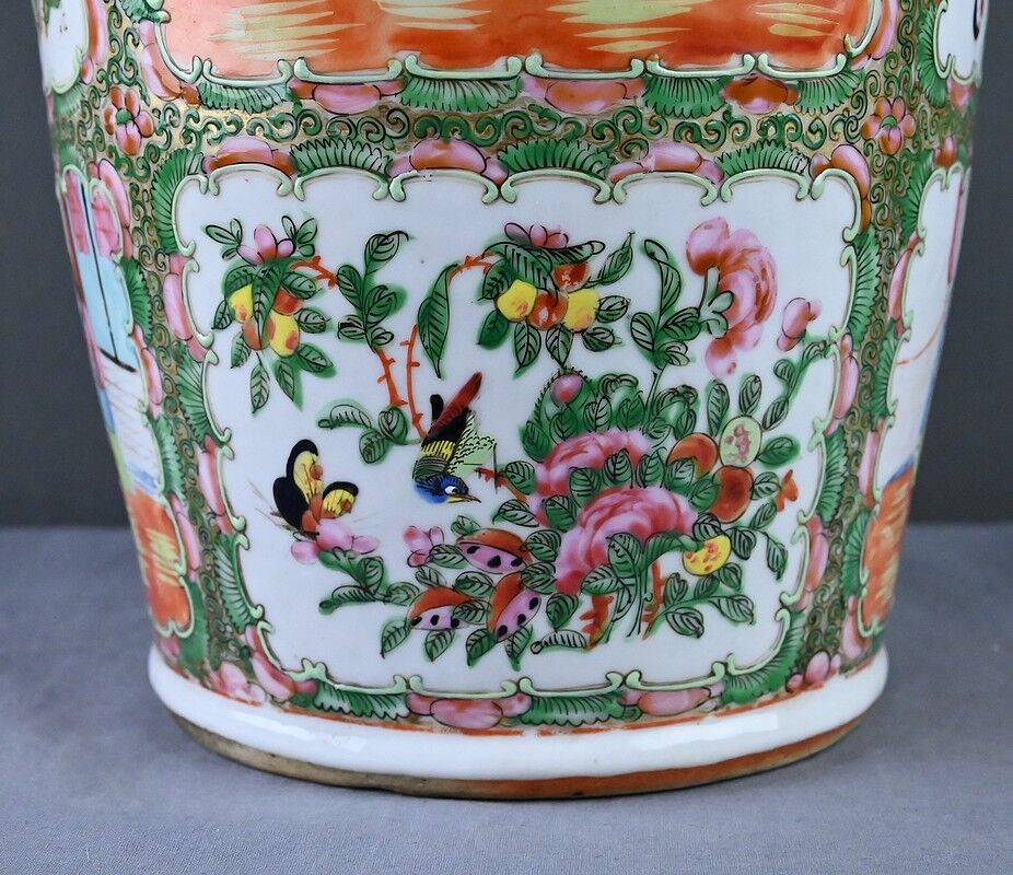 Important Canton porcelain vase, China – late 19th century