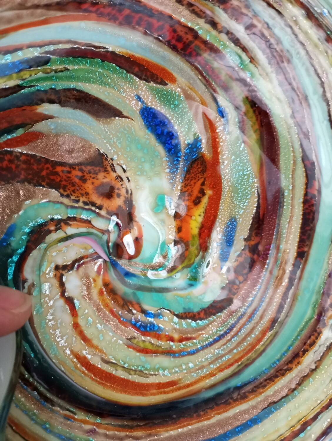 Iridescent glass empty pocket