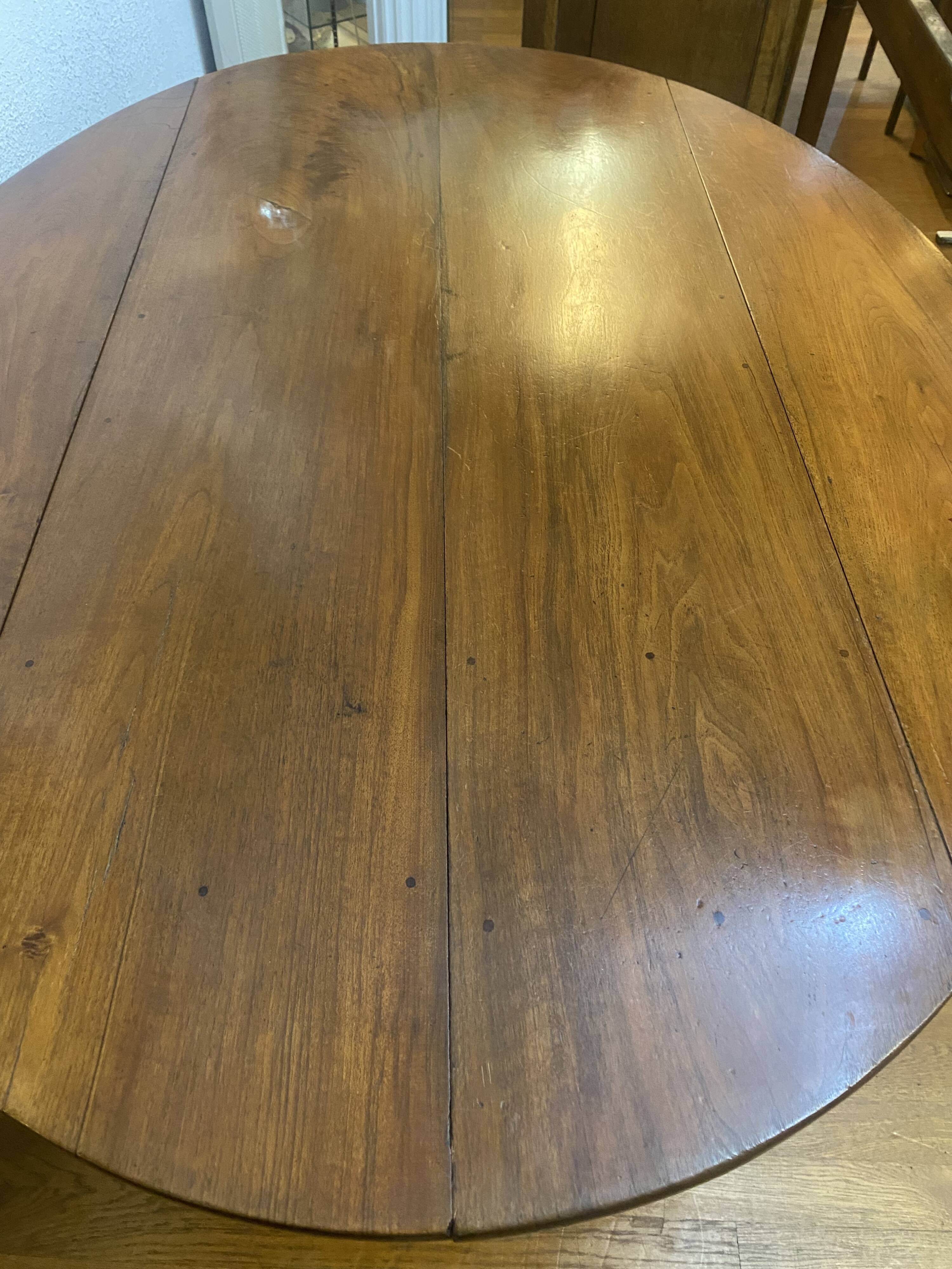 Oval table with 6 legs, 3 extensions, 12 people