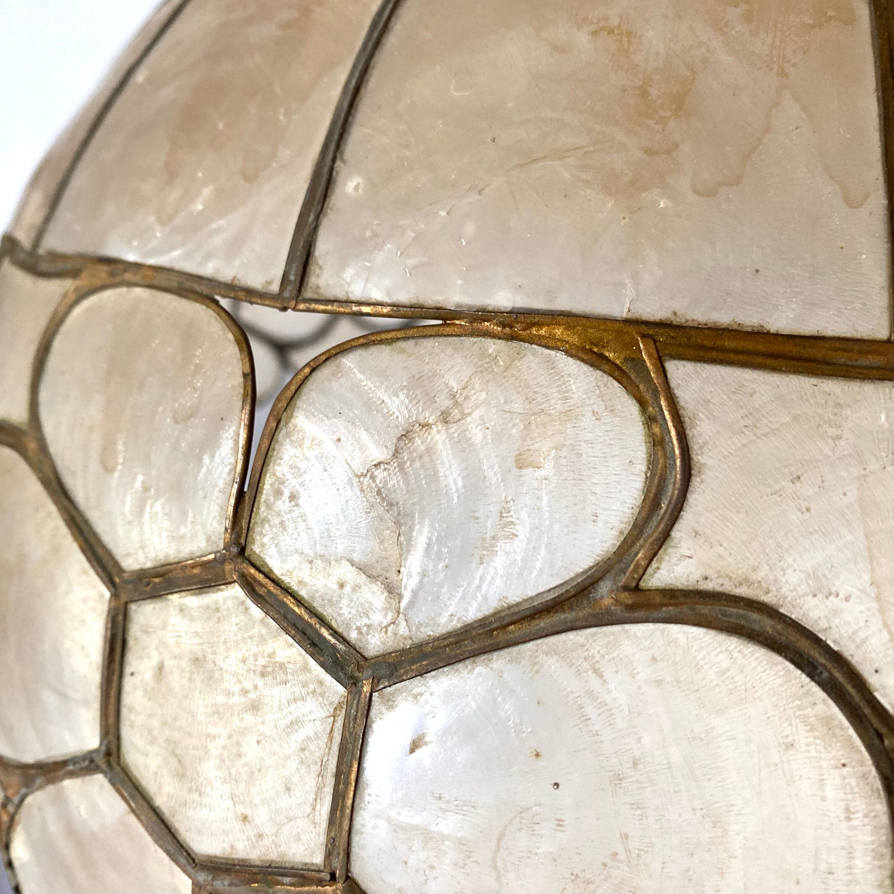 Abat jour, mother-of-pearl and brass suspension