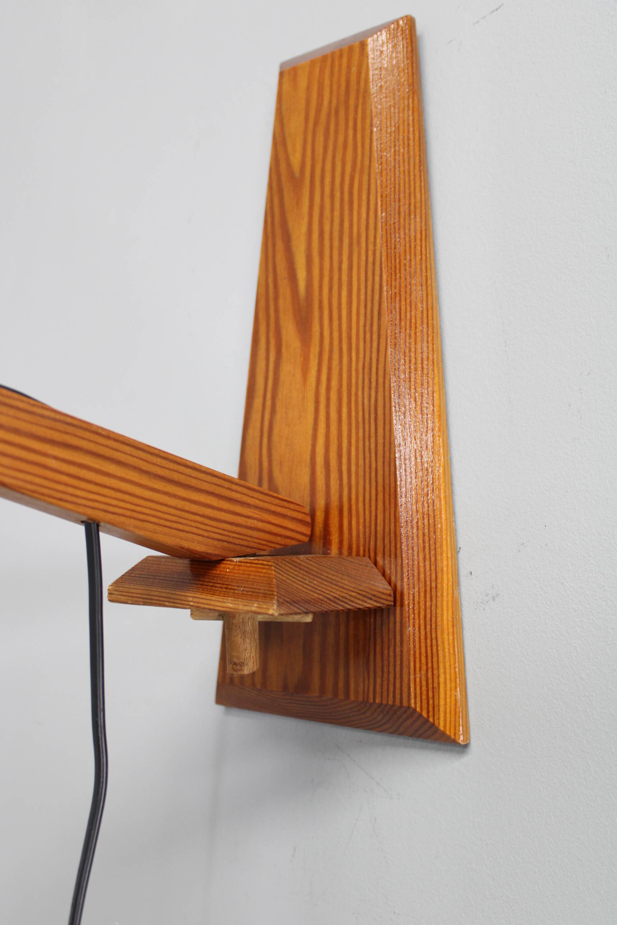 Lampe murale en bois réglable de style mid-century avec abat-jour en rotin, années 1970.