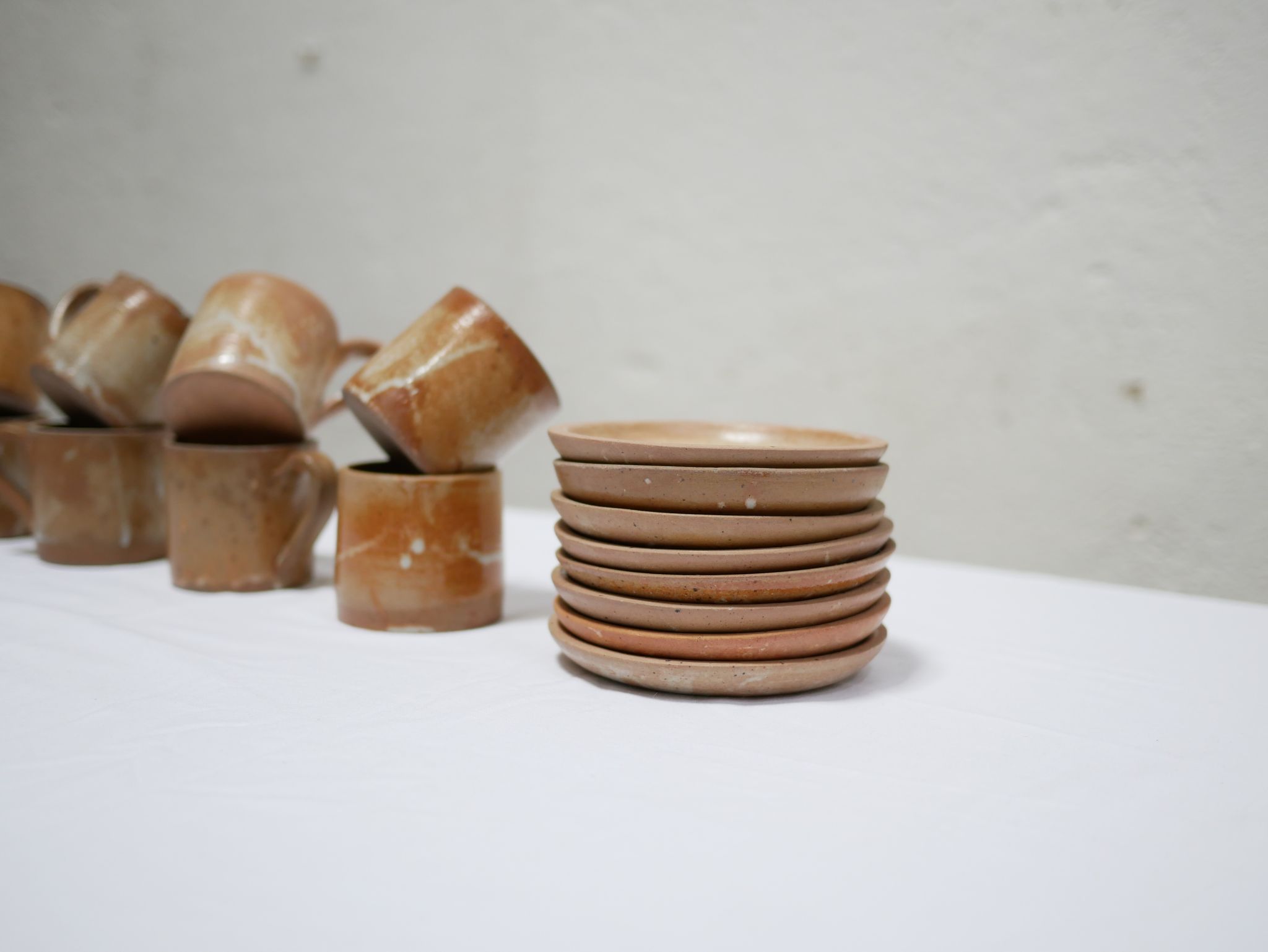 Série de 8 tasses et sous tasses vintage en grès