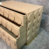 Commode en bois laqué beige et laiton, XXIe siècle