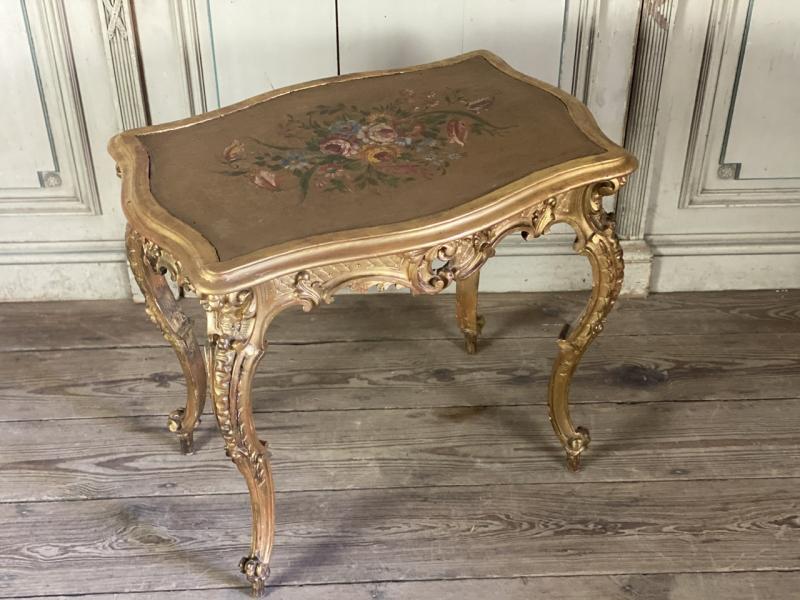 Table en bois sculpté et doré de style Louis XV vers 1880