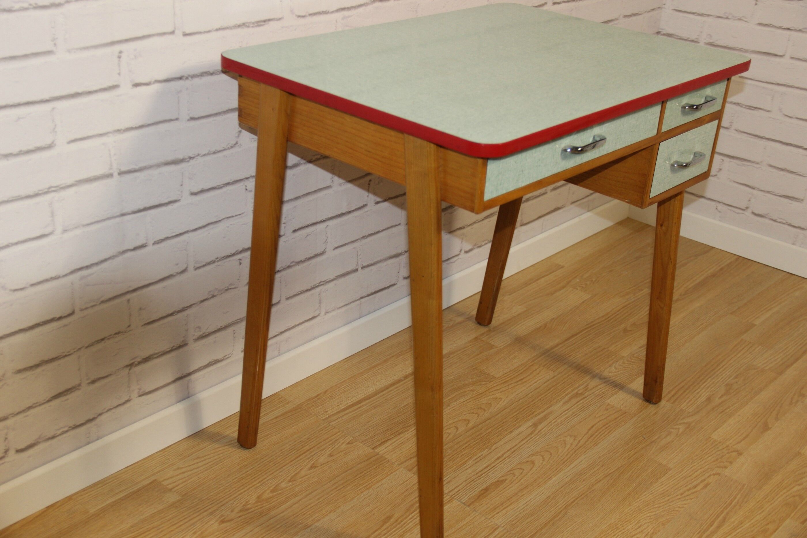 Bureau formica et sa chaise