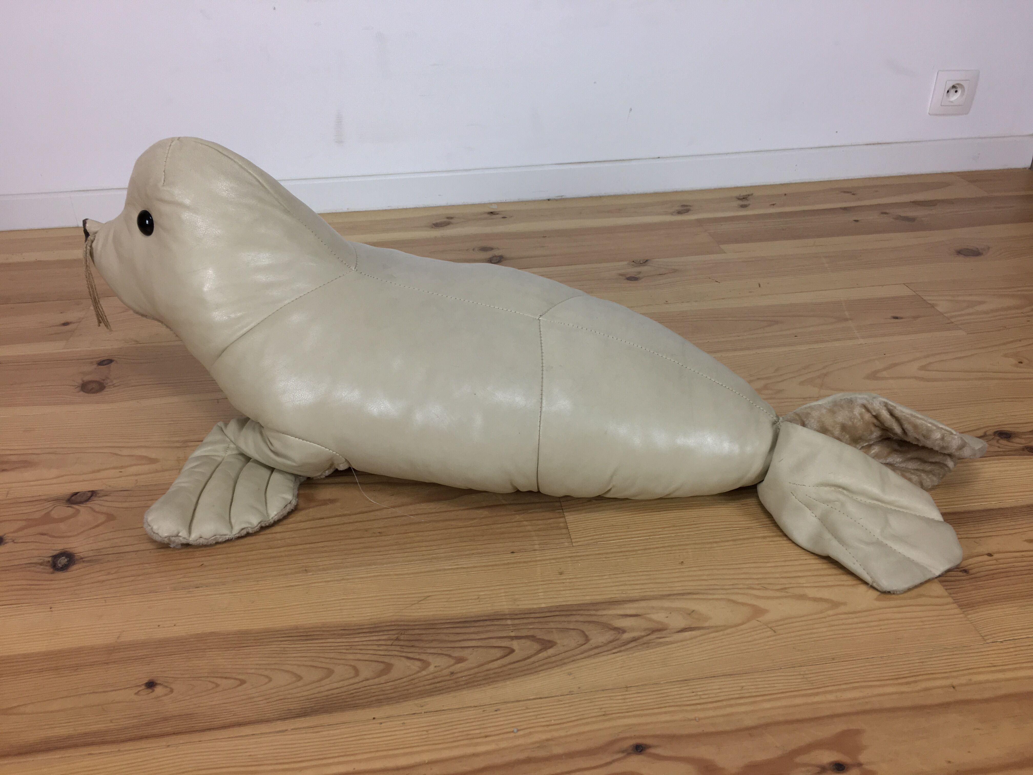 Omersa seal, white leather foot rest