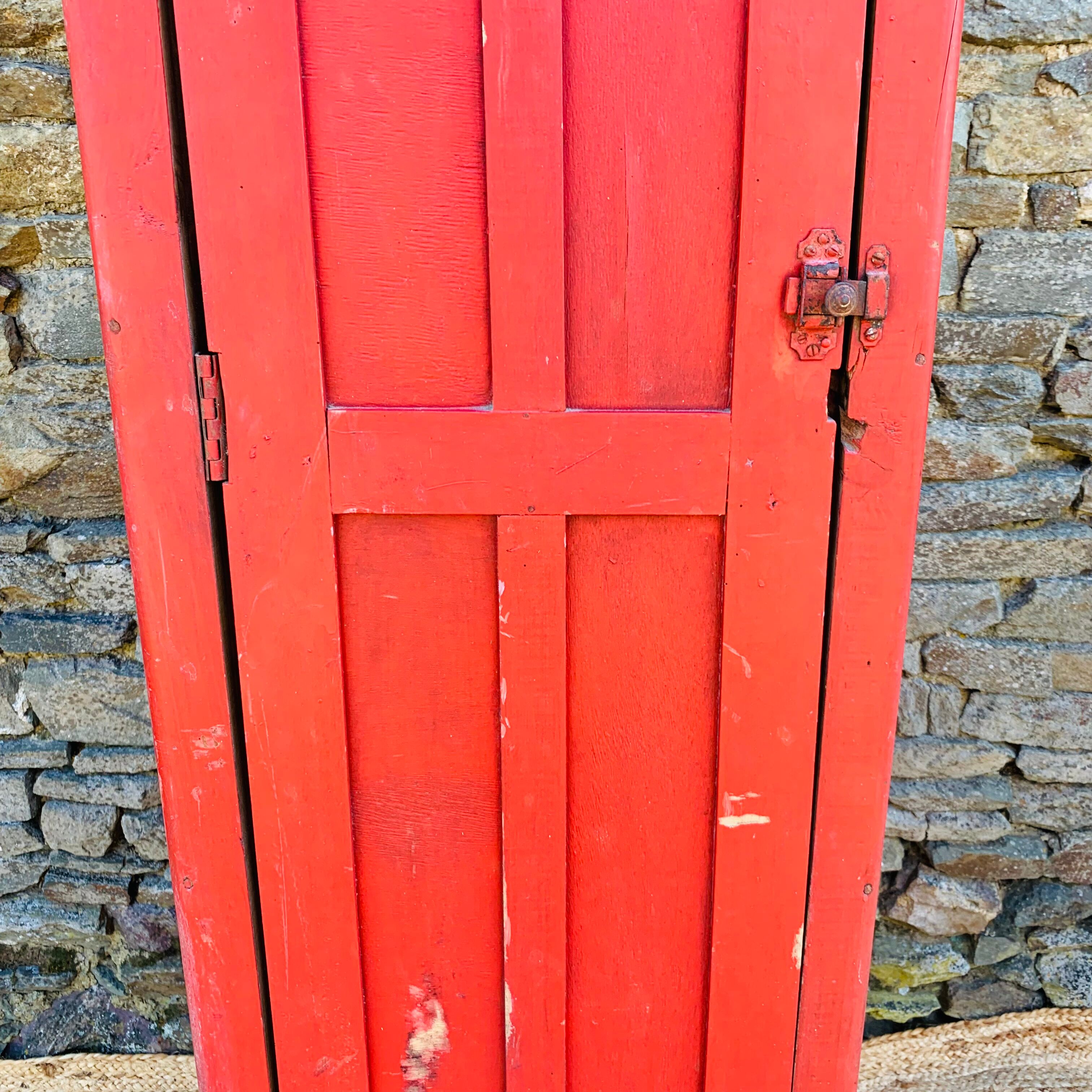 Red cloakroom 1 door