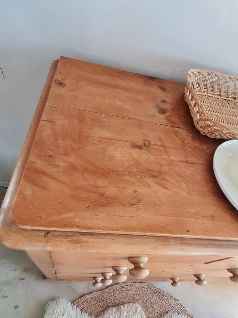Antique English-style chest of drawers