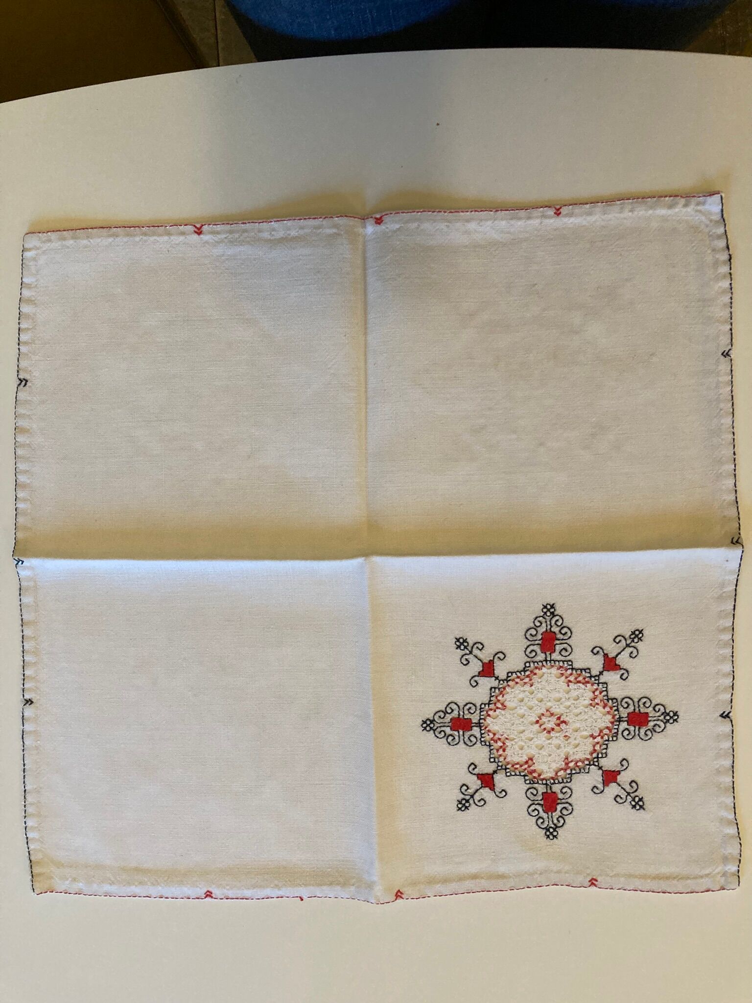 Set tablecloth and 6 matching towels, embroidered, origin Brazil