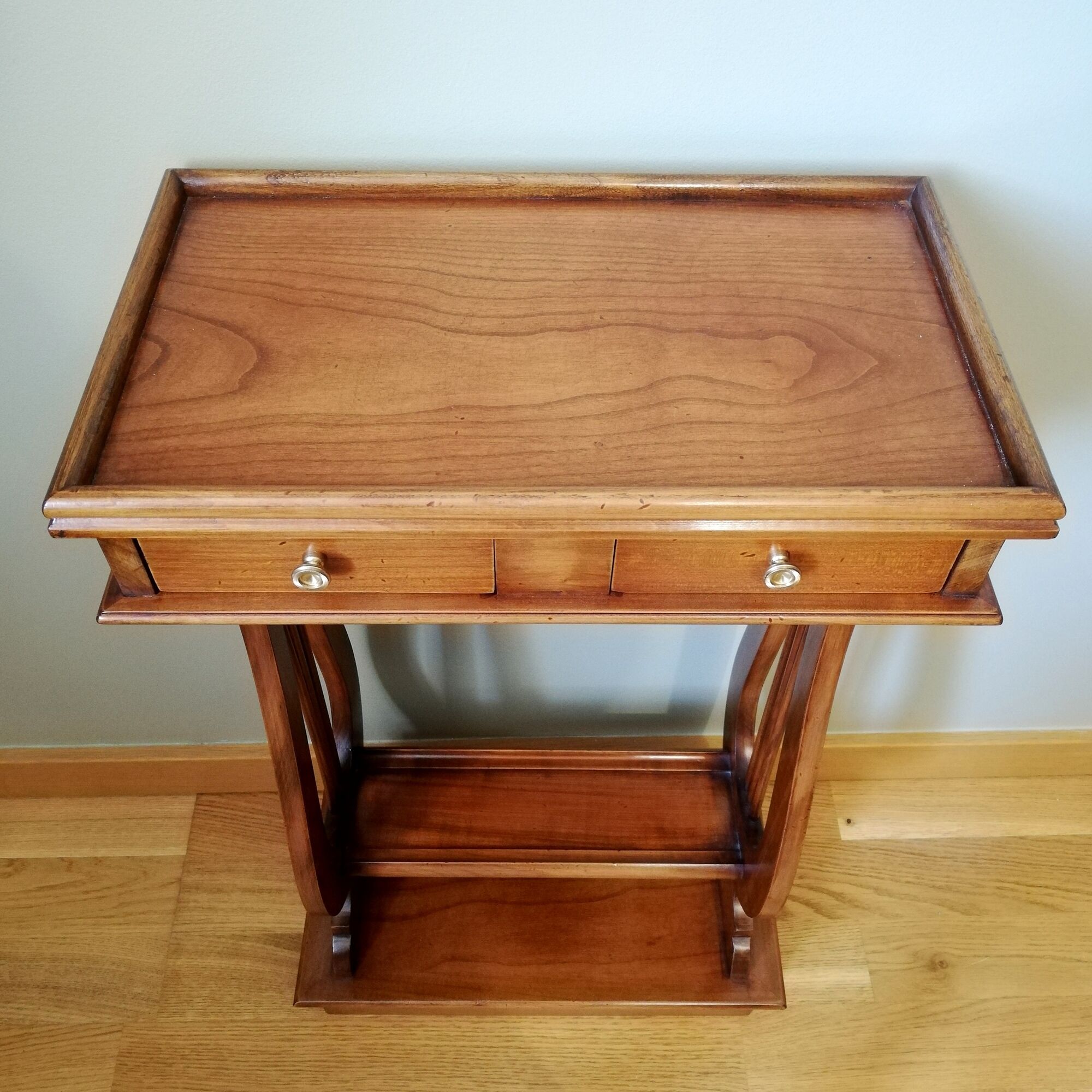 Pedestal table or English cherry saddle with lyre feet