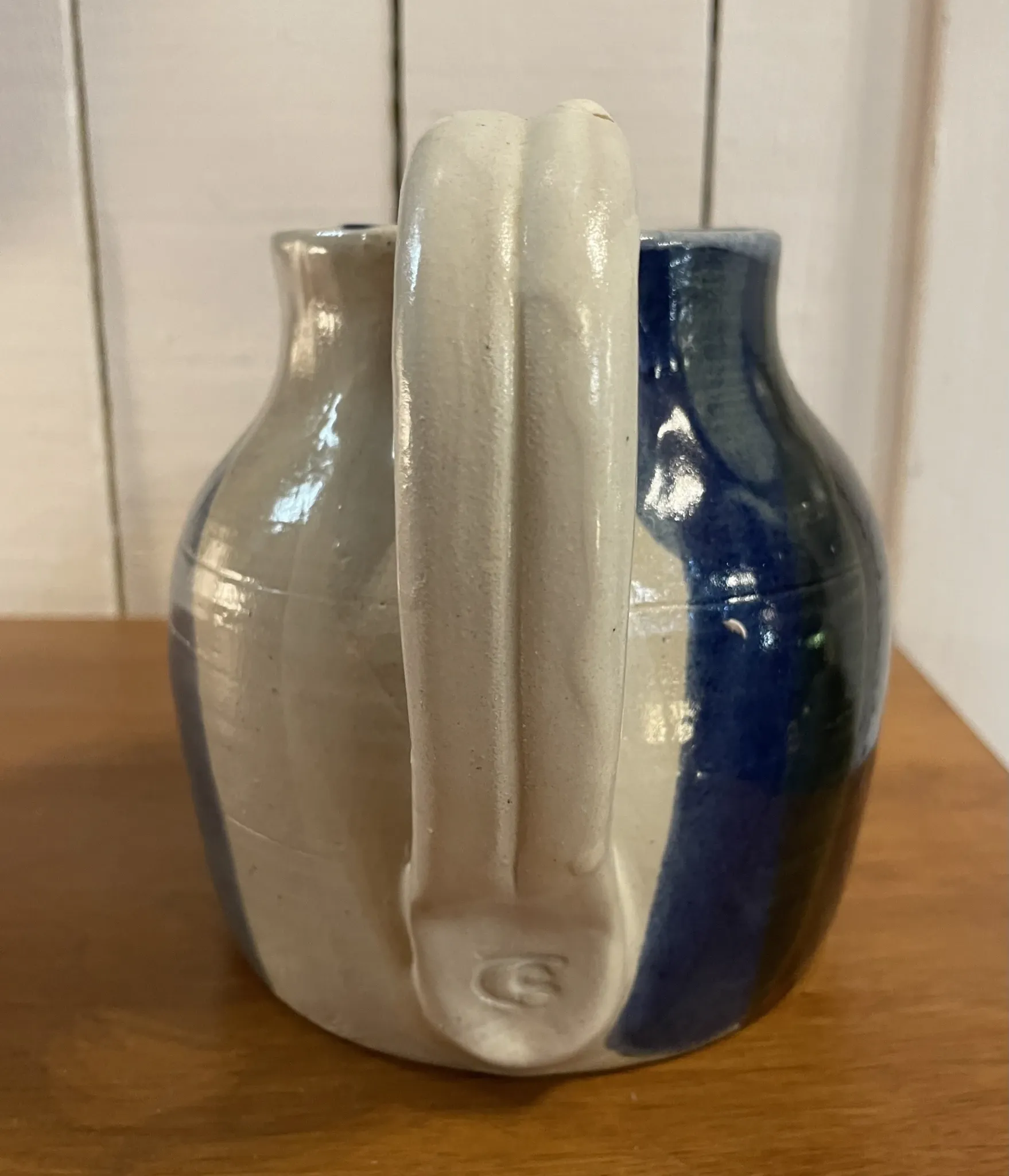 Pichet en grès beige et bleu