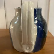 Pichet en grès beige et bleu