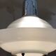 Suspension Art Déco moderniste française en verre Holophane, rare modèle au verre teinté blanc