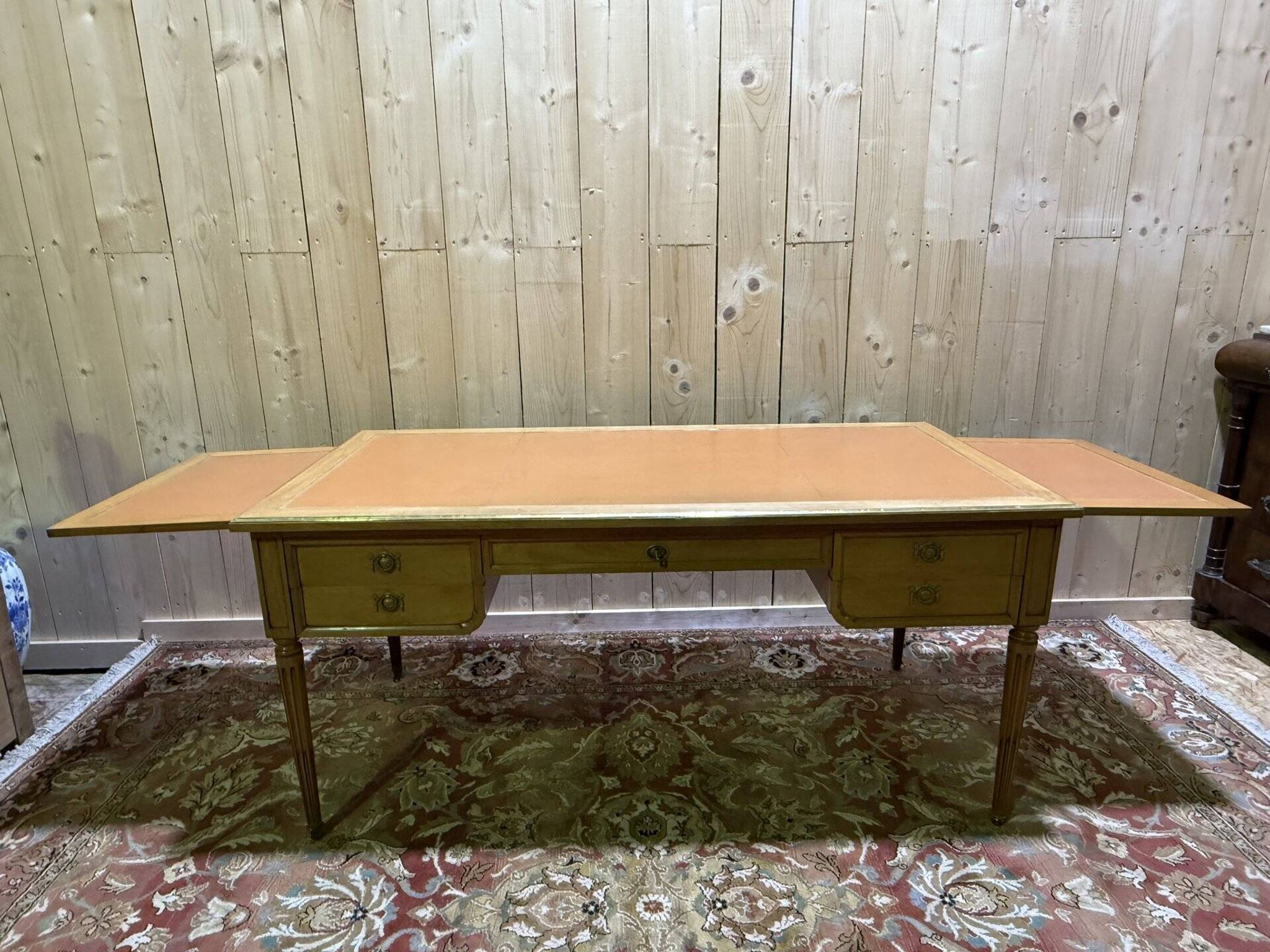 Bureau plat de style Louis XVI en merisier et cuir