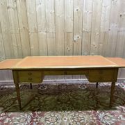 Bureau plat de style Louis XVI en merisier et cuir