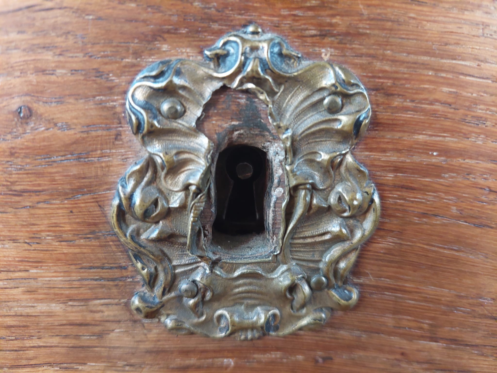 Commode en chêne blond mouluré