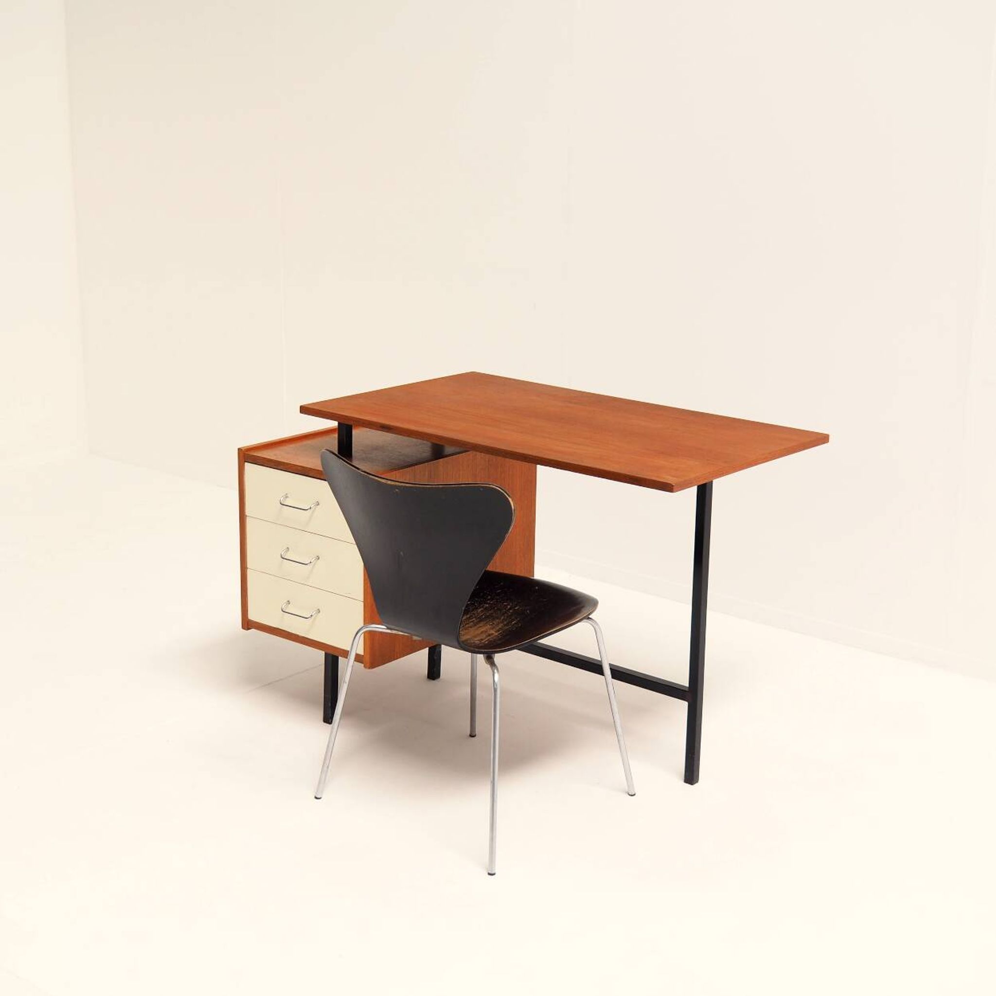 Vintage Mid-Century Desk by Pastoe – Dutch Functionalism from the 1950s
