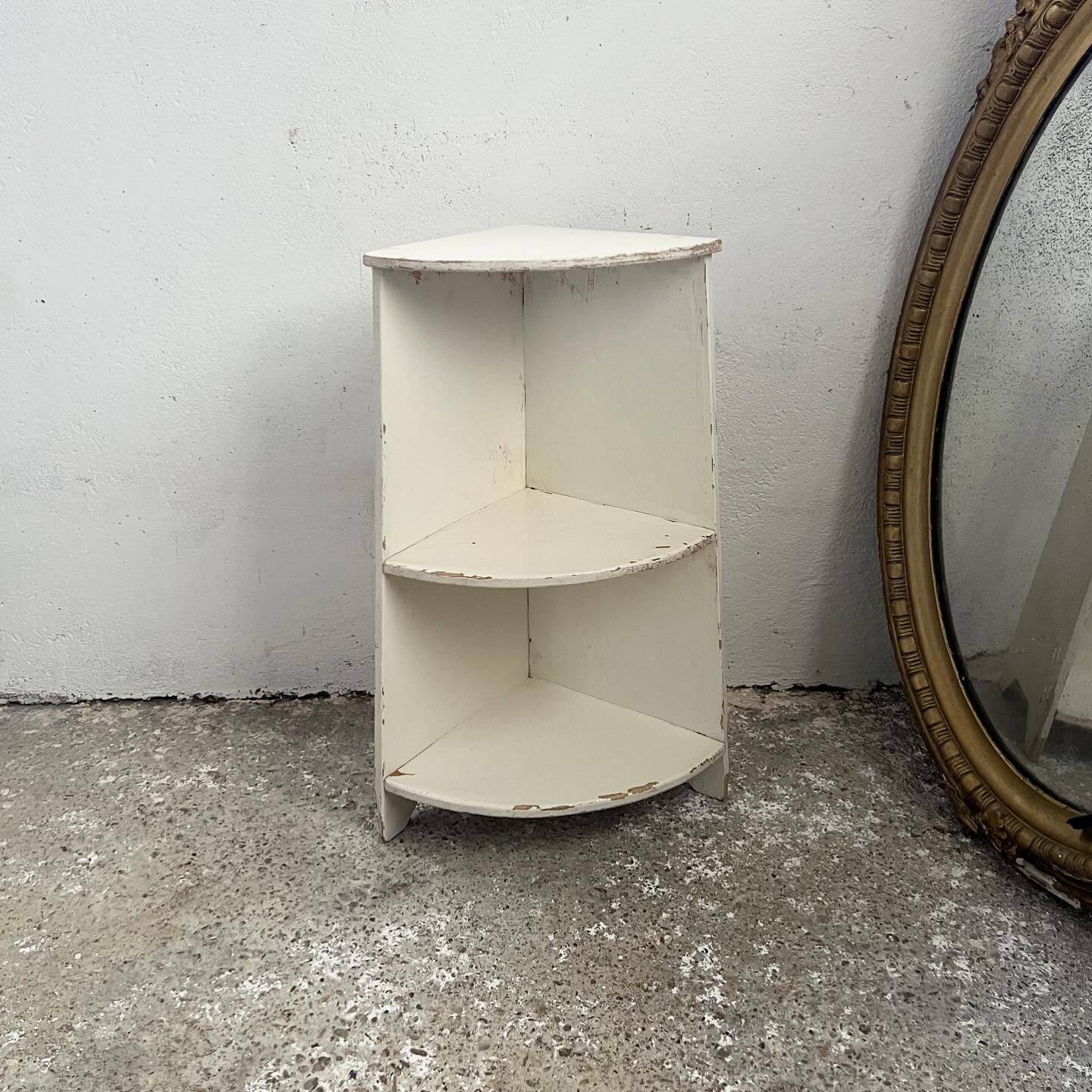 Corner kitchen shelves