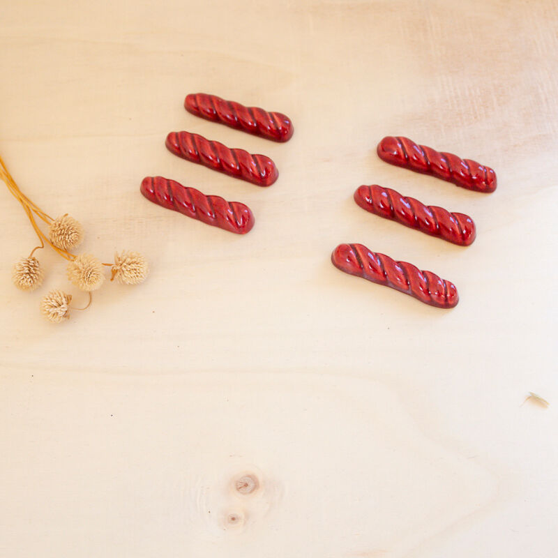 Knife holders in red slurry twist pattern