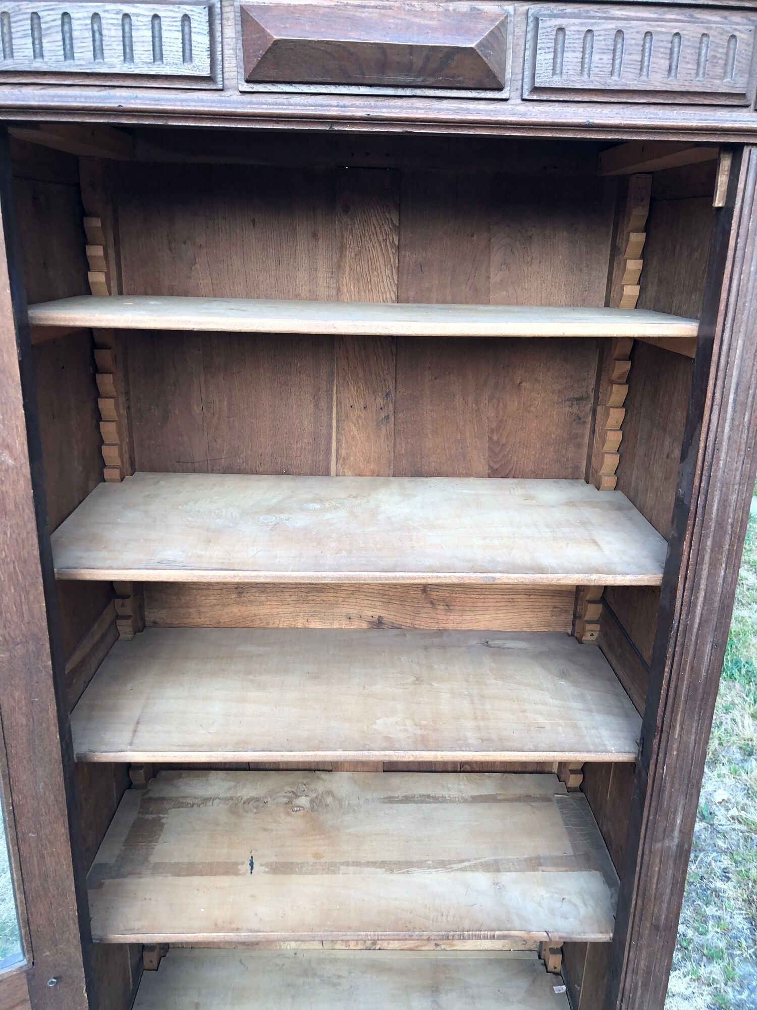 Armoire vintage parisienne à 1 porte vitrée en chêne massif.
