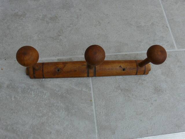 Wall-mounted coat rack made of turned wood imitating bamboo, 3 hooks.