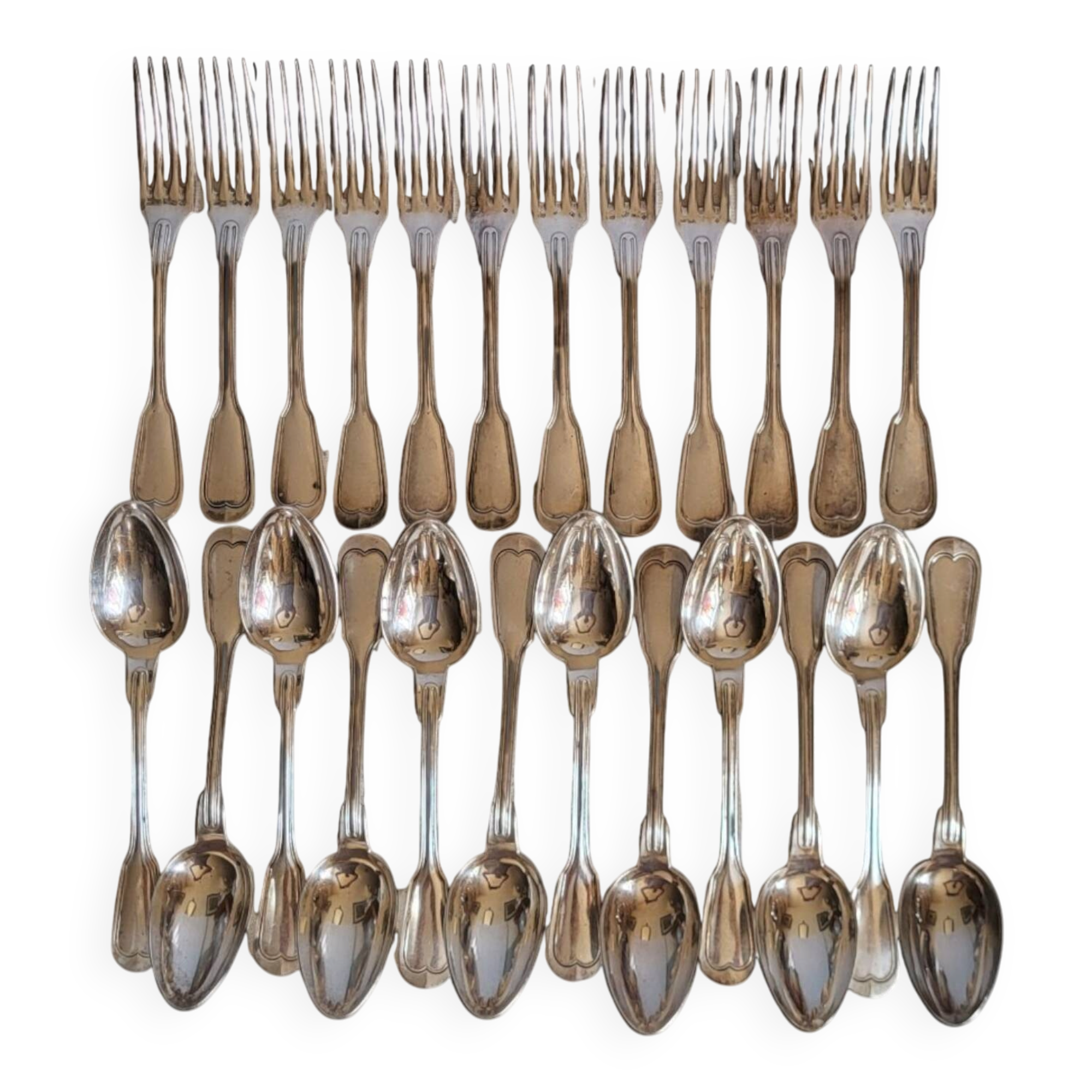 24 silver-plated metal table settings in the filet model.