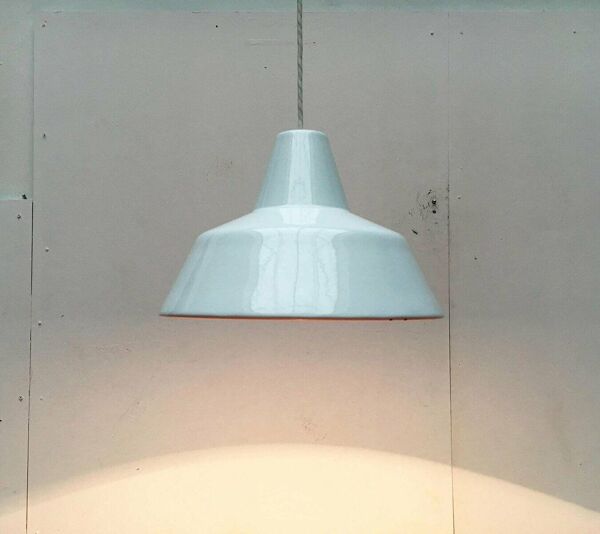 Suspension danoise en émail de Louis Poulsen, années 1960