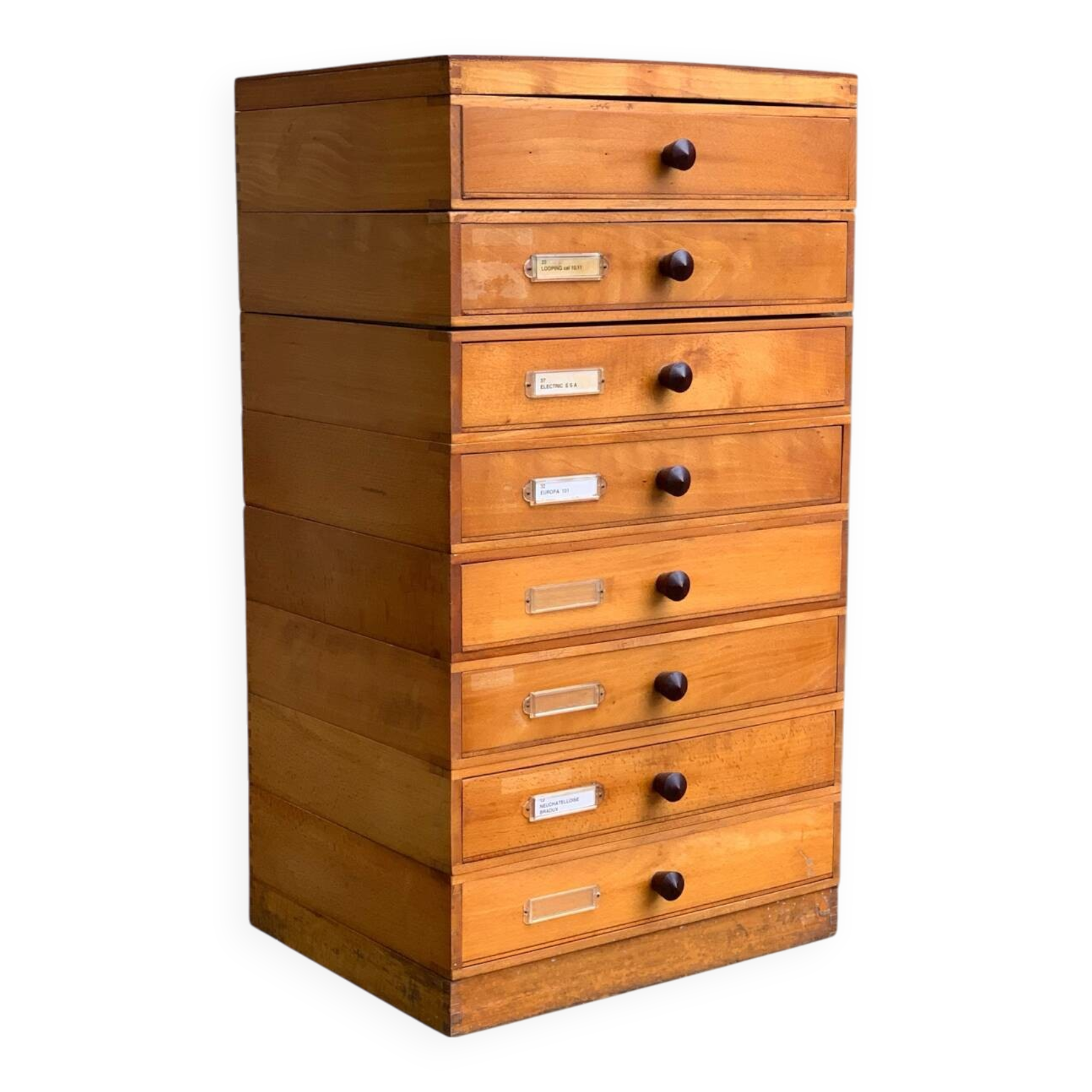 Vintage drawer cabinet with Bakelite knobs from the 1950s.
